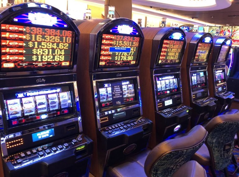 Antarmuka permainan Mega Moolah di bonsaibola menampilkan reel dengan simbol safari dan penunjuk jackpot progresif